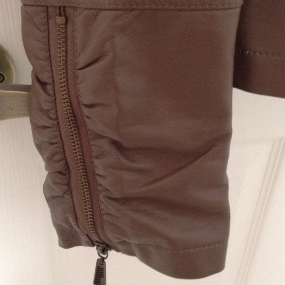 ✨Brown Ruffled Jacket - Picture 4 of 6