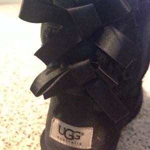 Black Bailey bow uggs