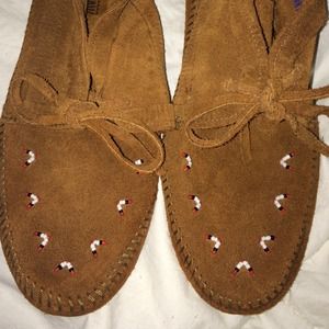 NEVER WORN beaded Minnetonka ankle moccasins 🌻🌿