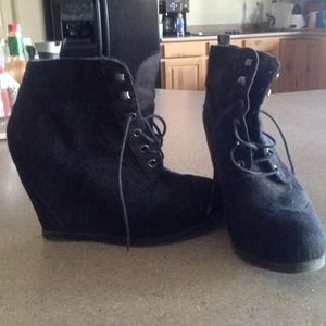 Black wedges