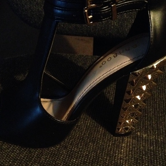 Sexy black shoes with gold studded heels size 8