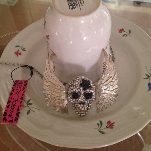Gina's Closet Classic Angel Wings Skull Necklace - Picture 3 of 4