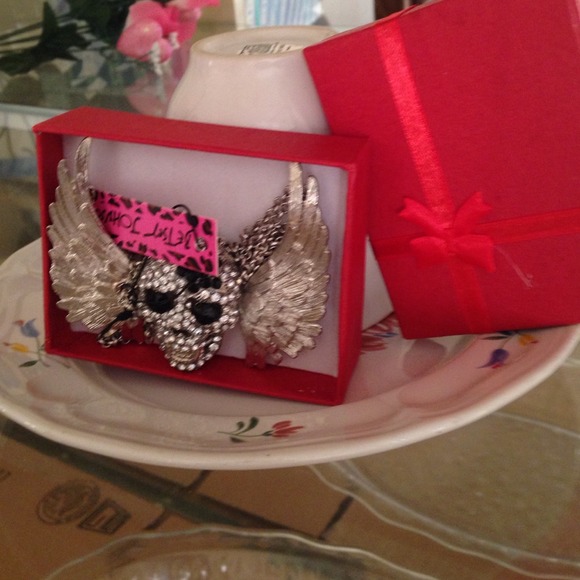 Gina's Closet Classic Angel Wings Skull Necklace - Picture 4 of 4