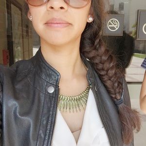 Chic metal feather statement necklace