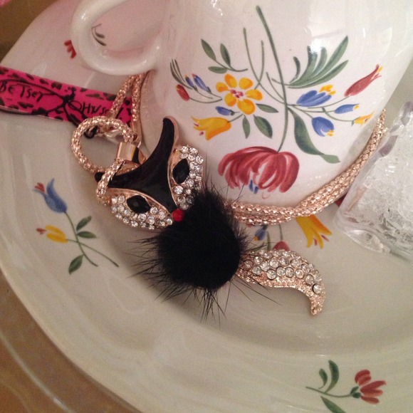 GC crystal Black Fox pendant necklace - Picture 1 of 3