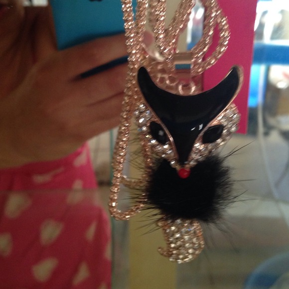 GC crystal Black Fox pendant necklace - Picture 3 of 3