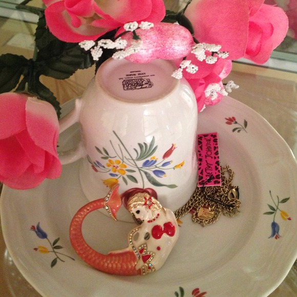 Gina's closet Beautiful Mermaid pendant Necklace - Picture 2 of 3