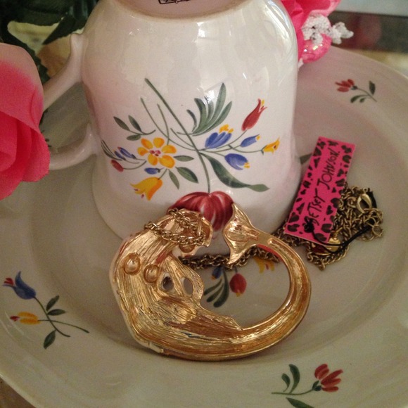 Gina's closet Beautiful Mermaid pendant Necklace - Picture 3 of 3