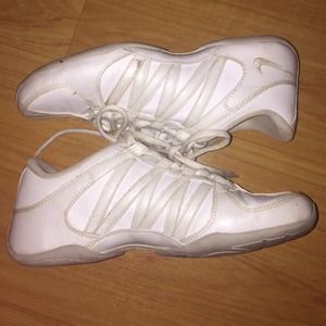 BARELY BEEN WORN!! Nike Cheer Flash Shoes.