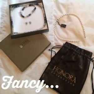 Pearl necklace, earrings and bracelet!