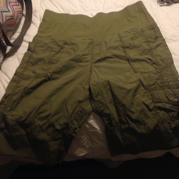Green maternity capris