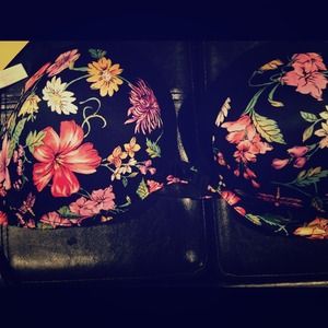 Victoria Secret push-up bra bundled!!!😀😃😄