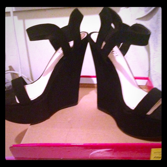 Wedge heel shoes