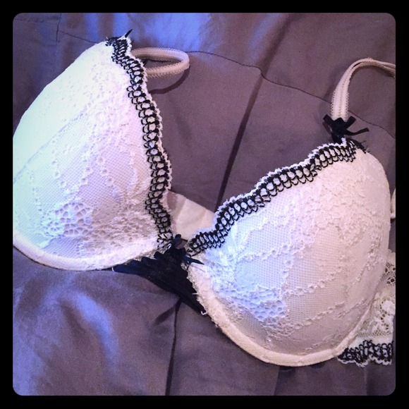 ⛔️sold⛔️White Lacey bra