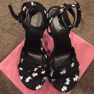 Qupid black/white heel