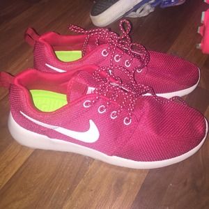 Red nike Roshe run