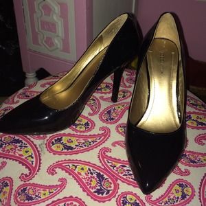 BCBGENERATION BLACK HEELS