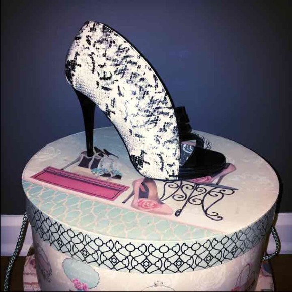 Black & White Snake Print Heel