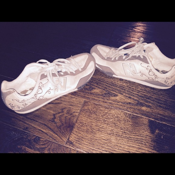 Newbalance casual tennis shoes.