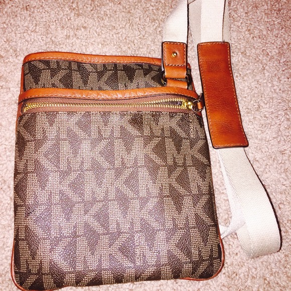 Gently used Michael kors cross body 💯 Authentic