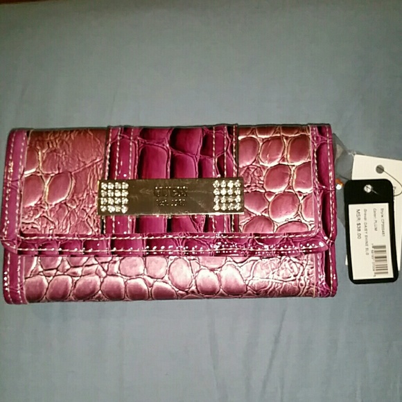 SOLD nwt guess wallet