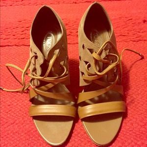 Size 6. Tod's 2.5 inch Sandals