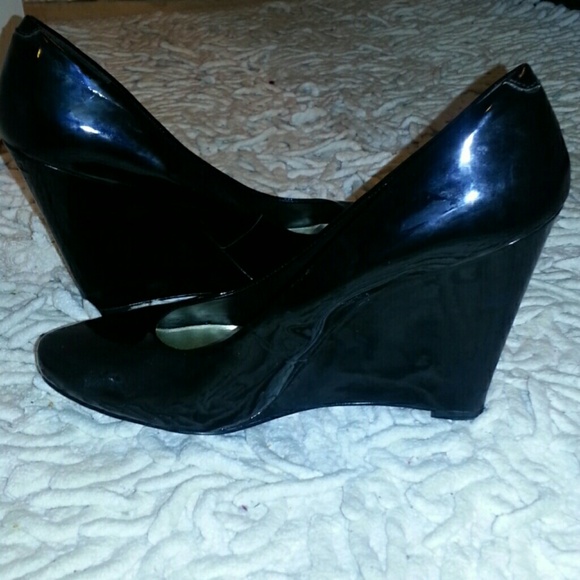 Black wedges  ☆☆☆☆FIRST TIME HOST PICK☆☆☆☆☆ - Picture 2 of 4