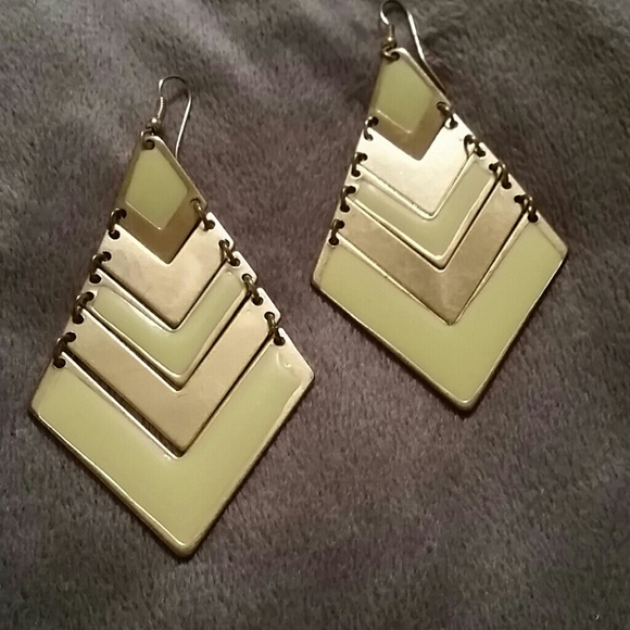 Beautiful lime green and gold earings!