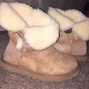 UGG Bailey Button