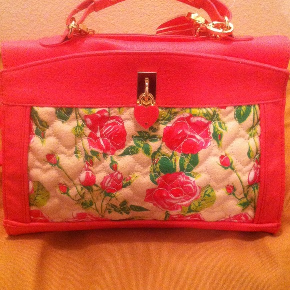 Betsey Johnson Handbags - NWT Betsy Johnson Pink Purse