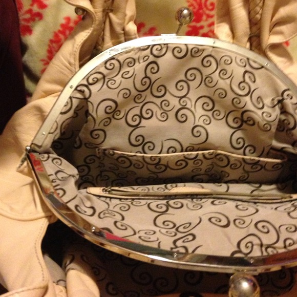 ⭐️Cream Purse⭐️ - Picture 3 of 4