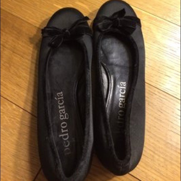 Satin Pedro Garcia flats with bow accents - Picture 2 of 3