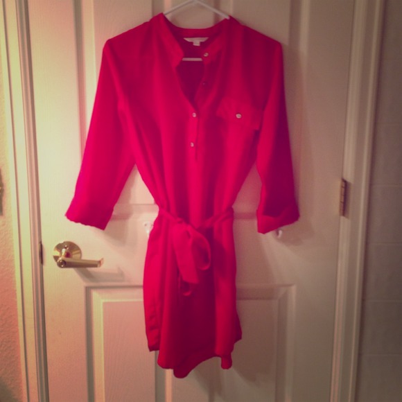 FLOWY RED BUTTON-UP TIE DRESS