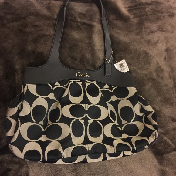 Brand new coach purse never worn. 👜