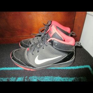 NIKE BASKETBALL SHOES SIZE 6.5