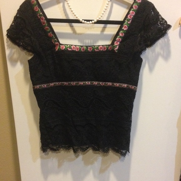 Black lace skirt and top with flowers - Picture 2 of 4