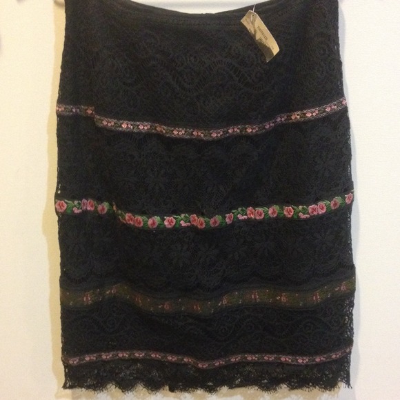 Black lace skirt and top with flowers - Picture 3 of 4