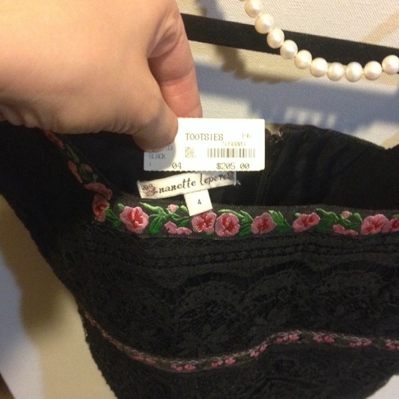 Black lace skirt and top with flowers - Picture 4 of 4