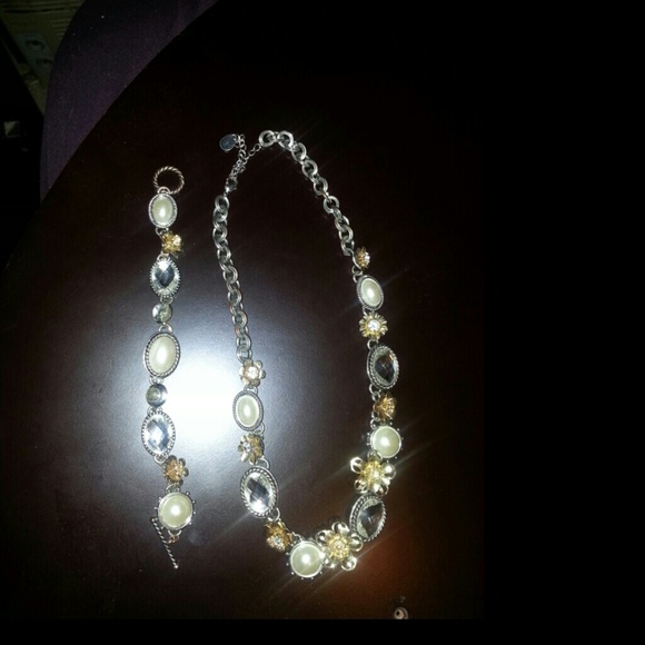 Gorgeous necklace and bracelet set...