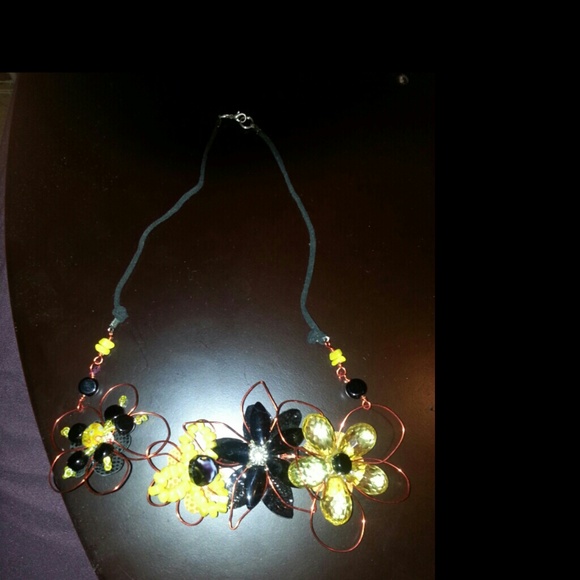 Vintage flower wire necklace. .unique piece!!