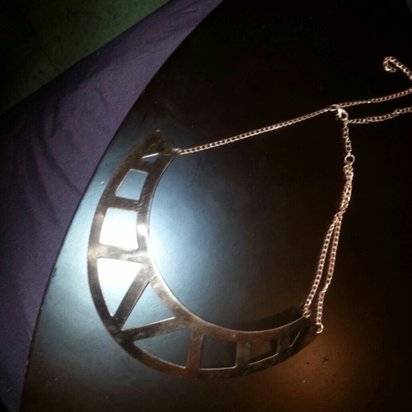 Statement necklace rose gold color