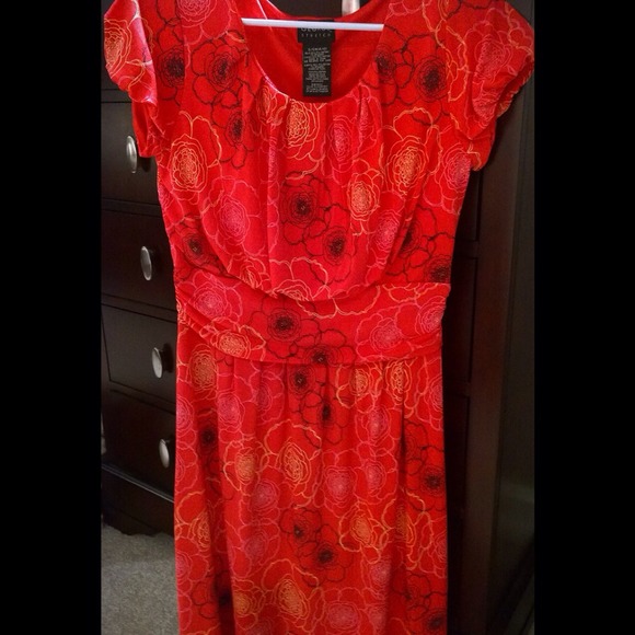 Colorful Modern Floral Dress - Picture 2 of 3