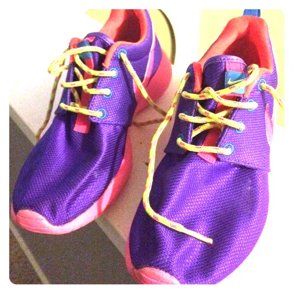 Nike Shoes - NIB Nike Roshe Run Shoes