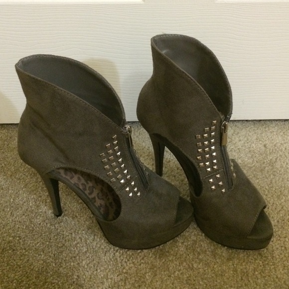 Cathy Jean Shoes - Dark taupe/grey suede Cathy Jean stud ankle bootie