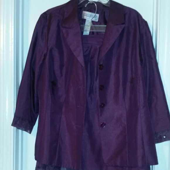 Skirt suit - Picture 1 of 2