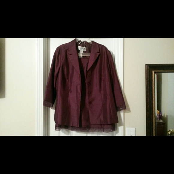 Skirt suit - Picture 2 of 2