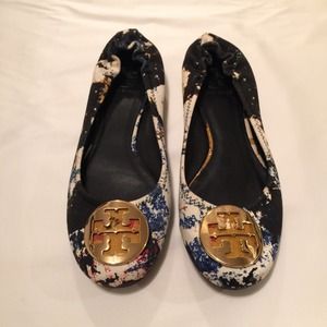 NEVER WORN Tory Burch flats.
