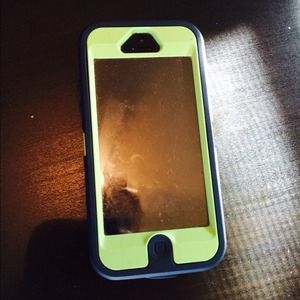 Hold Iphone 5. Like new. Include case. No trad