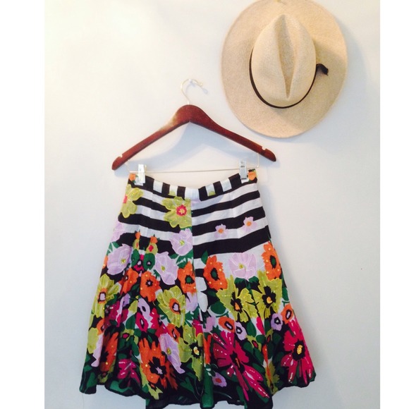 👑HOST PICK🎉🎉Floral Print Skirt/HOT TREND MEDIUM - Picture 2 of 4