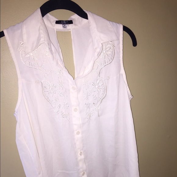 Sleeveless embroidered button down tank